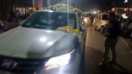 MP : खाकी फिर 'नतमस्तक', TI ने छुए वीडी शर्मा के पैर, वीडियो वायरल होने से ठंड में बढ़ी सियासत की गर्मी