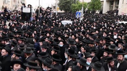 Migliaia di ebrei ortodossi al funerale del rabbino
