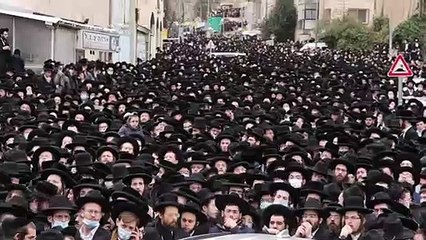 Israël: une foule d'ultra-orthodoxes aux obsèques d'un rabbin malgré le virus