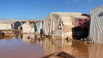الأمطار تدمر 25 مخيما على الحدود السورية التركية