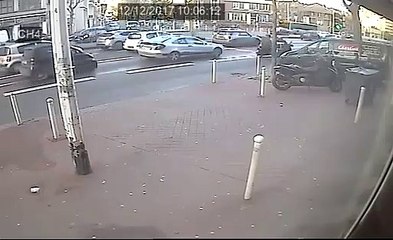 Cette dépanneuse perd sa voiture en pleine route...