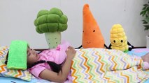 Suri Pretend Play Learning to Eat Vegetables - Healthy Eating Video
