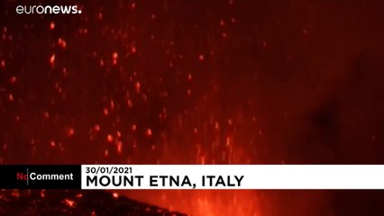 Yeniden faaliyete geçen İtalya'daki Etna Yanardağı lav püskürttü