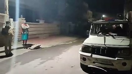 छेड़छाड़ का विरोध करने पर पथराव व बोतलों से हमला