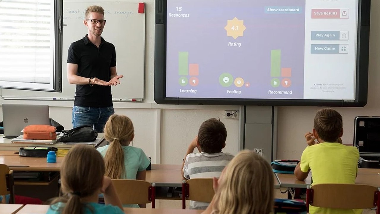 Profesores piden estar en la primera fase de va...