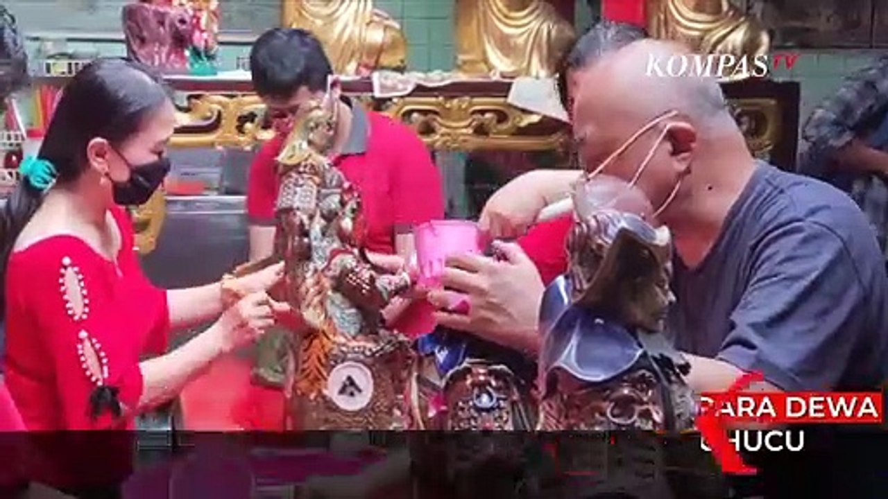 Jelang Imlek, Tradisi Cuci Patung Dewa dan Klenteng Tien Kok Sie