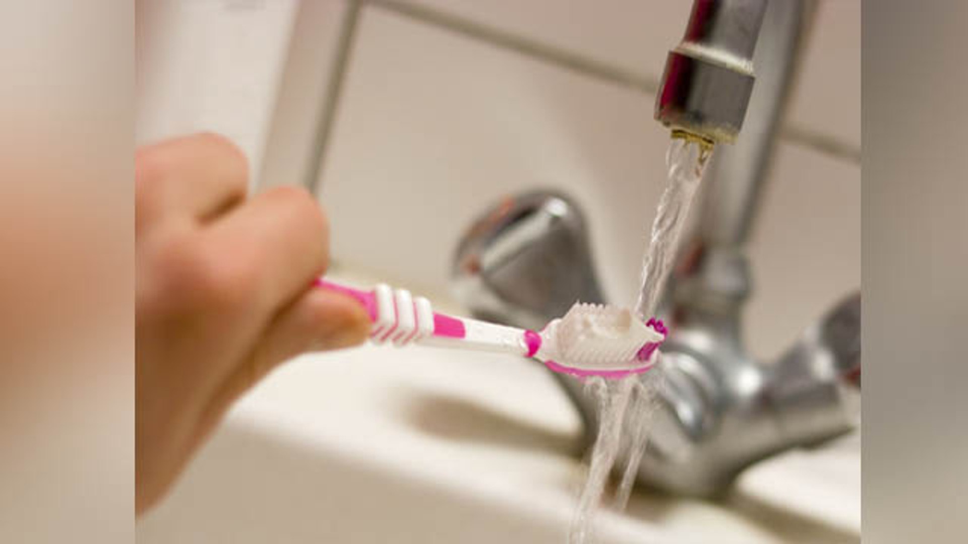 ब्रश करने से पहले भूलकर भी न करें इसे गीला, वरना पहुंच सकता है नुकसान । Boldsky - video Dailymotion