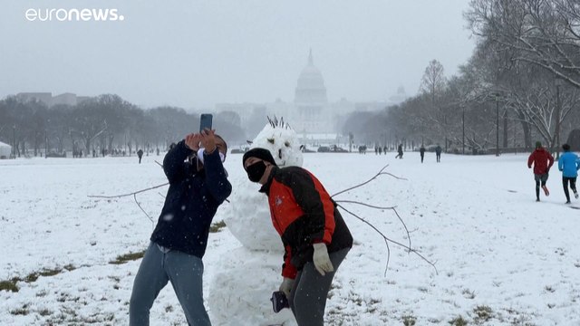 شاهد: تساقط الثلوج بكثافة في العاصمة الأمريكية واشنطن
