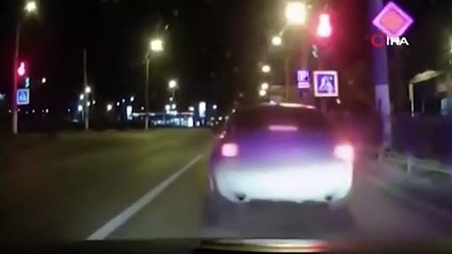 Rusyada bir trafik polisi, hareket halindeki aracın içine atladı