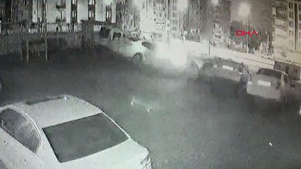 Karaköprü'de istinat duvarı çöktü; araçlar çukura düştü