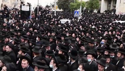 Des ultra-orthodoxes bravent le confinement en Israël pour les obsèques d'un rabbin