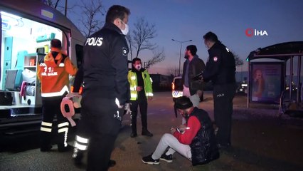 Kısıtlamayı Delip Otomobil İle Otobüs Durağına Daldı, Yaralı Arkadaşlarını Bırakarak Kaçtı