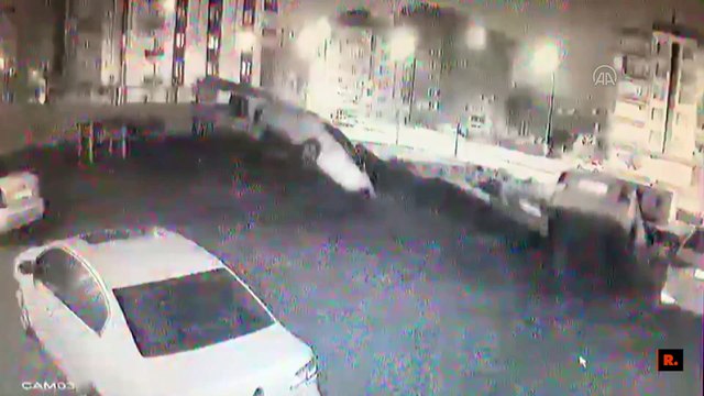 İstinat duvarı çöktü: 6 araç inşaat temeline düştü