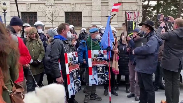 Des Européens manifestent contre les mesures sanitaires et sont arrêtés
