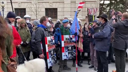 Des Européens manifestent contre les mesures sanitaires et sont arrêtés