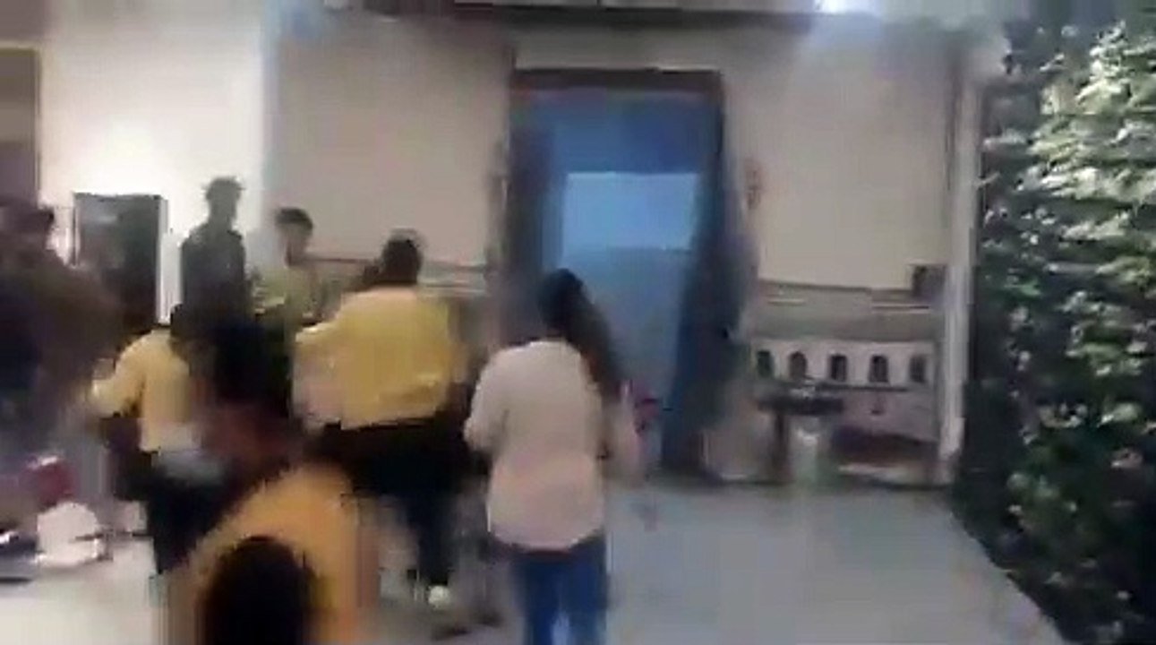 लखनऊ: बार में युवती से टच हो गया युवक का हाथ, दोनों ग्रुप में जमकर मारपीट, वीडियो वायरल