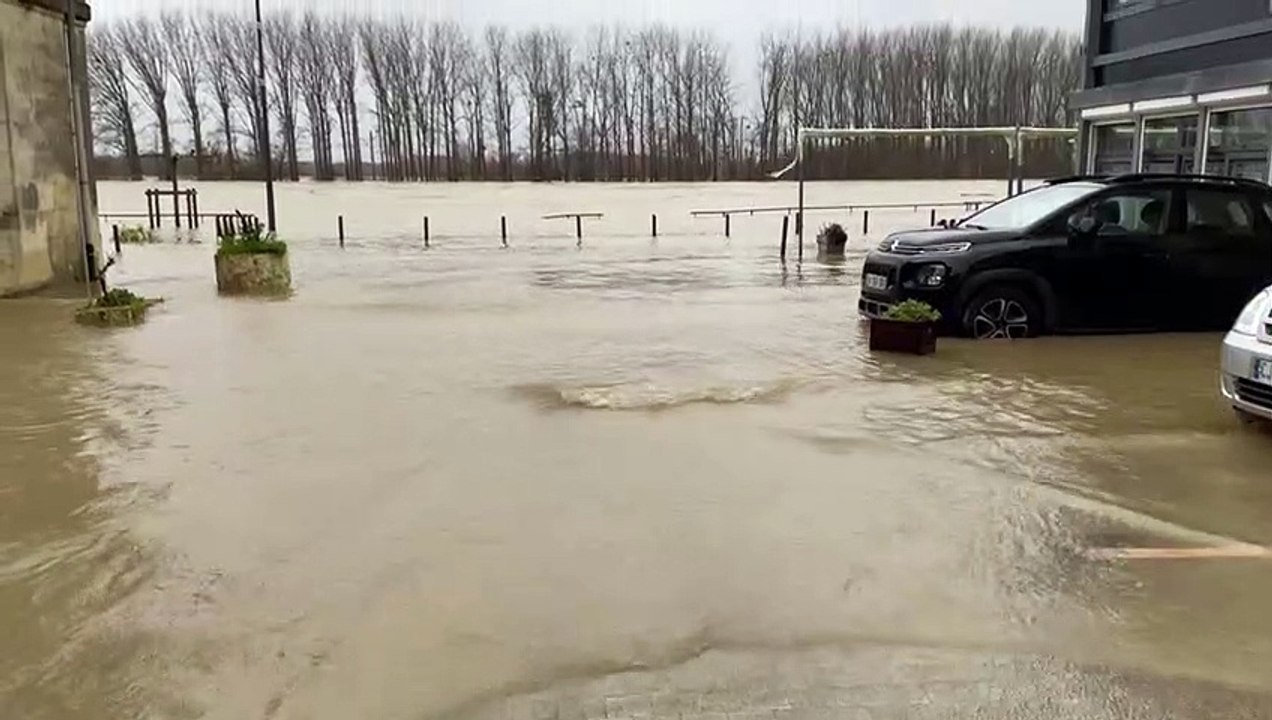 Sur les quais, certaines voitures se retrouvent coincées par les eaux depuis le début de la tempête Justine. Ce matin du lundi 1er février, c'est encore le cas.