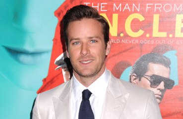 Armie Hammer : une femme affirme qu'il a gravé la première lettre de son prénom sur son ventre