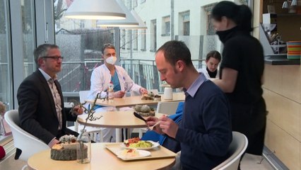 Un hospital de Bad Belzig disfruta de la comida de estrella Michelin del chef Peter Früshsammer