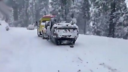 Un dépanneur remorque une voiture à sa façon