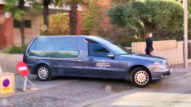 Los restos mortales de Eduardo Sastre, padre de Inés Sastre, salen del tanatorio