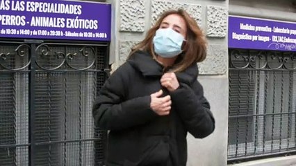 María Patiño, muy preocupada, lleva a su mascota al veterinario