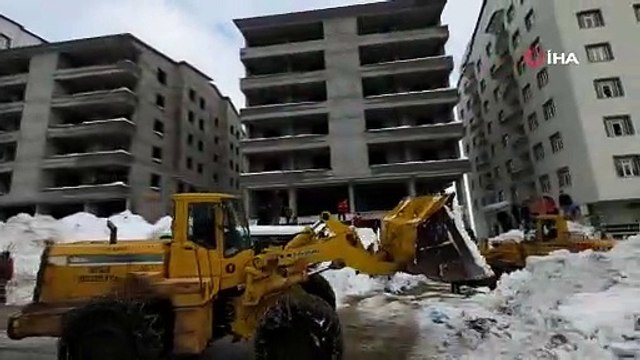 Çatıdan düşen tonlarca karın altında kalan 3 kişi kurtarıldı