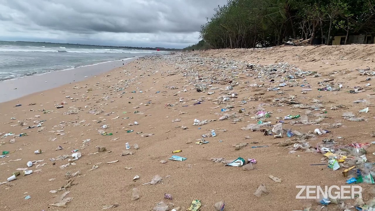 Trash Washes up on the Beaches of Bali 4