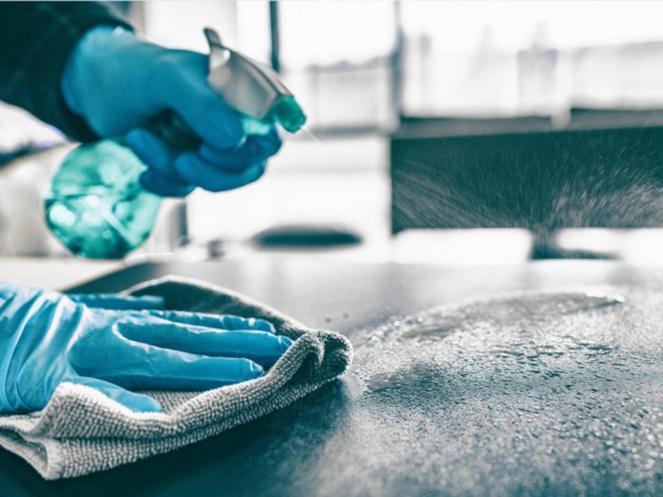 Diese Oberflächen darfst du niemals mit Wasser reinigen