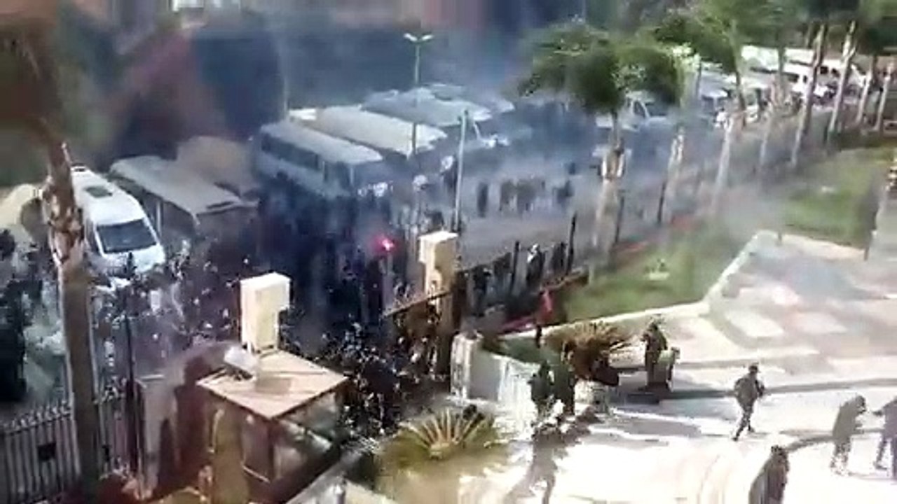 Les supporters du MC Alger envahissent le siège de Sonatrach et saccagent les lieux. Scènes ahurissantes.