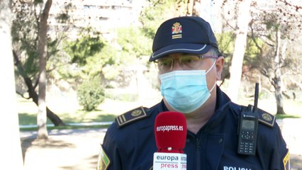 Policía de València controla uso de la mascarilla en práctica deportiva