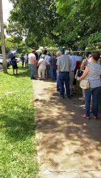 Fila em posto de vacinação no Cruzeiro para imunização de idosos contra covid-19