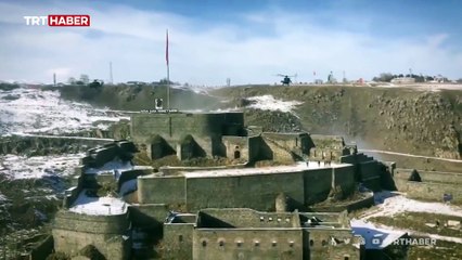 Tatbikata giden helikopterden ay yıldızlı bayrağa selam