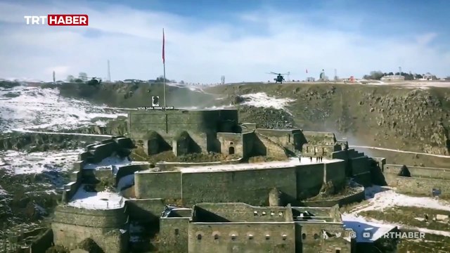 Tatbikata giden helikopterden ay yıldızlı bayrağa selam