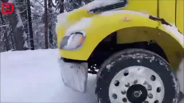 Drôle de façon de remorquer les voitures !