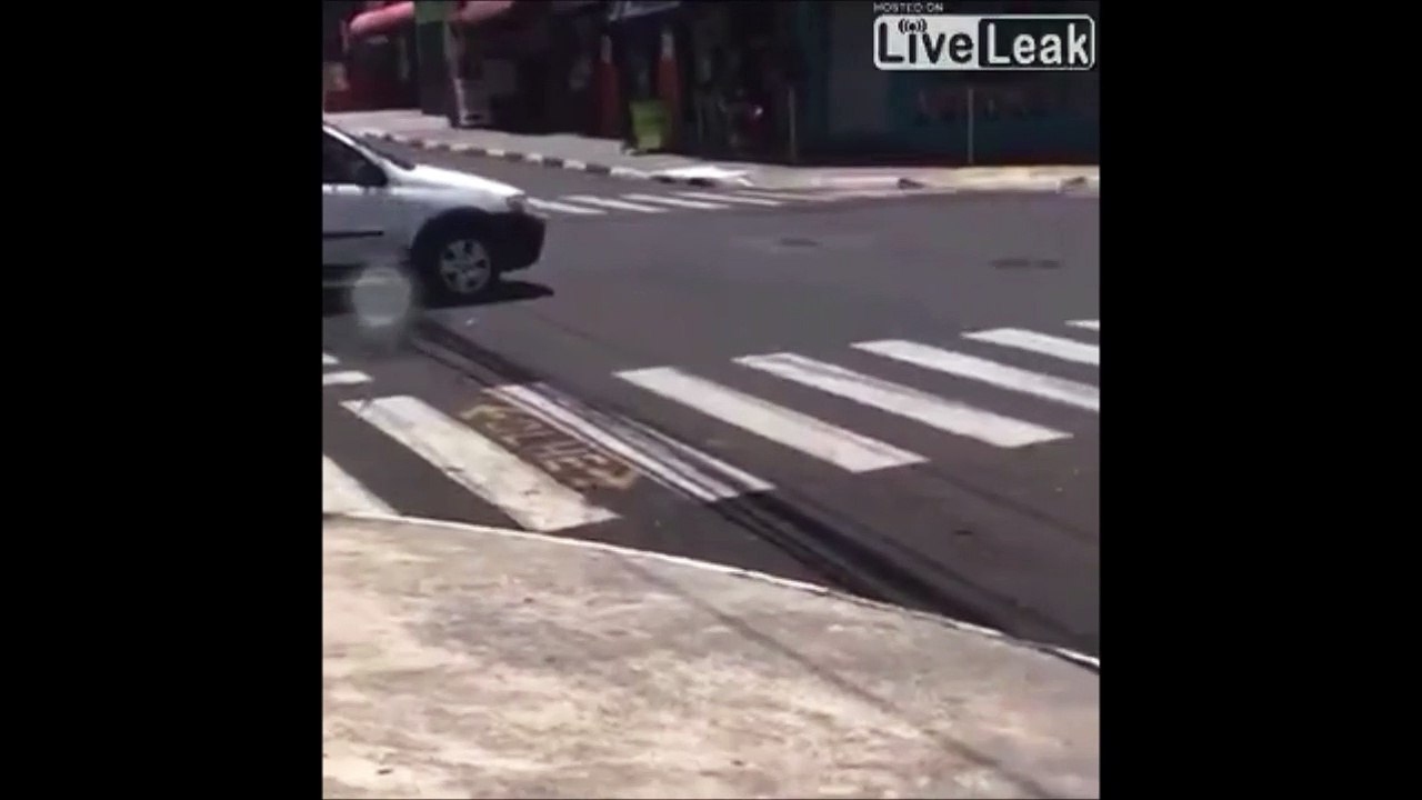 Ce motard a perdu quelque chose