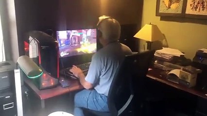 Quand ton père est un grand fan d'Overwatch... Pas d'âge pour être gamer