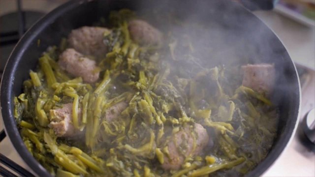 A Leafy Green Vegetable Fanatic's Guide to Buying and Cooking Various Types of Greens