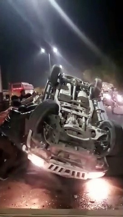 सड़क के बीच गड्डे से बचने के प्रयास में डिवाइडर से टकराकर एसयूवी पलटी