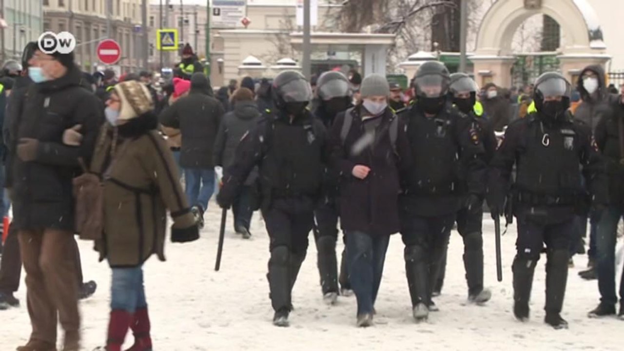 Задержания за лозунги "Путин - вор" и "Россия без Путина" и другие итоги разогнанных акций протеста