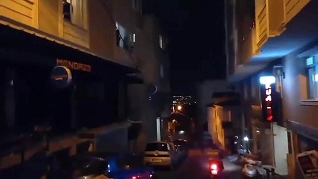 Boğaziçi Üniversitesi'nin bulunduğu Rumeli Hisarüstü mahallesi halkı direnişteki öğrencilere tencere tava çalarak destek veriyor.