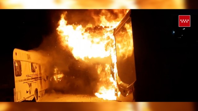 Espectacular incendio en un aparcamiento de caravanas de Alcalá de Henares