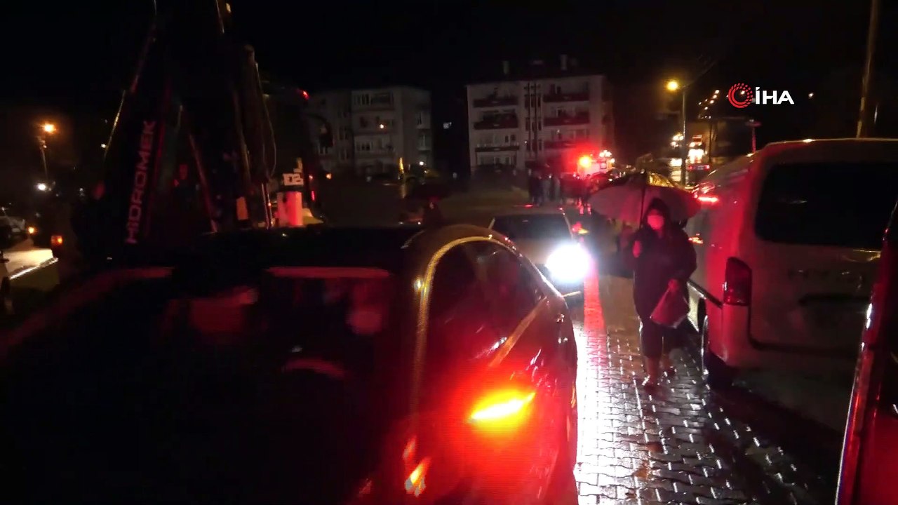 Yağışta Mahsur Kalan Vatandaşlar İş Makinesi ile Kurtarıldı