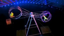 8米高空！敬雷杂技团克服恐惧 飞轮之上上演惊险大秀