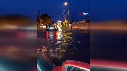 İzmir’i Sel Vurdu: Dereler Taştı, Araçlar Sular Altında Kaldı