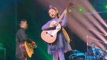 萌cry！七岁“网红萌娃”周昭妍登台与青蛙乐队合唱《小跳蛙》