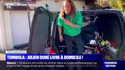 Julien Doré livre lui-même sa mythique moto aux gagnants de sa tombola