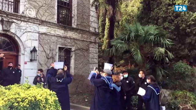 Boğaziçi Üniversitesi hocaları rektörlük önünde: Melih Bulu istifa!