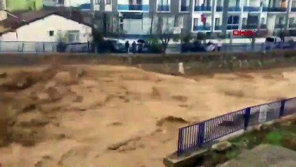 İzmir'de sağanak yağış hayatı olumsuz etkiledi