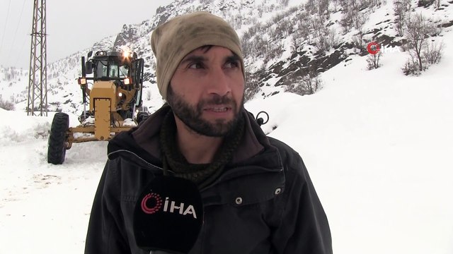Şırnak'ta karla mücadele ekipleri bir yandan yolları açıyor bir yandan da hastaları taşıyor